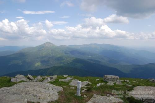 Вид с горы Петрос на Говерлу и хребет Чорногора